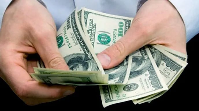 Sin freno: el dólar blue cerró la semana a $293 y el riesgo país se ubicó en 2774 puntos
