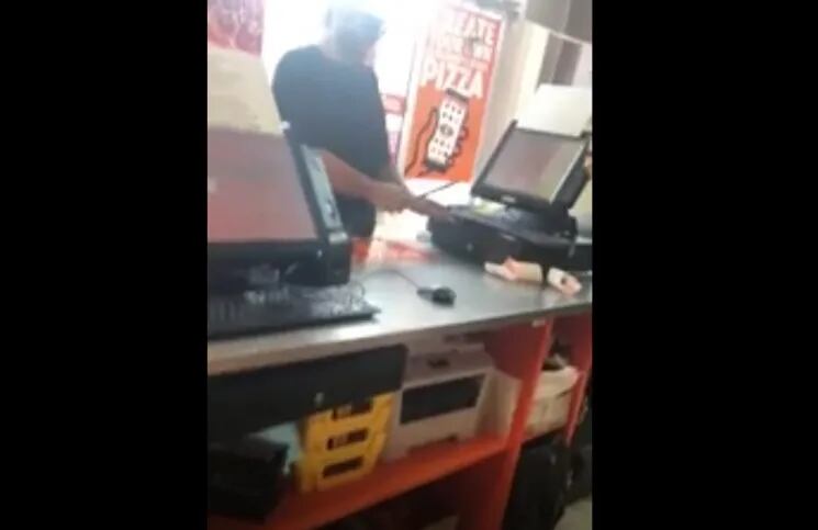 Un ladrón que intentó robar un restaurante fue tan torpe que todos lo criticaron