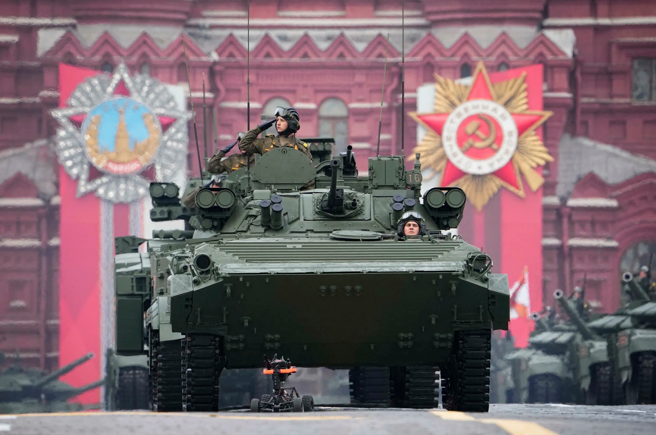 Un vehículo militar avanza mientras continúa un desfile militar durante las conmemoraciones de la victoria de 1945 en Moscú el 9 de mayo de 2022.