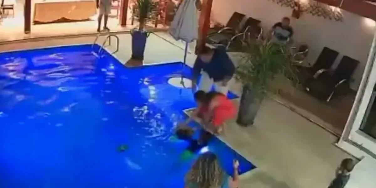 Horror en la pileta: un nene de 10 años se tiró para rescatar a su hermano que se estaba ahogando y el video es dramático
