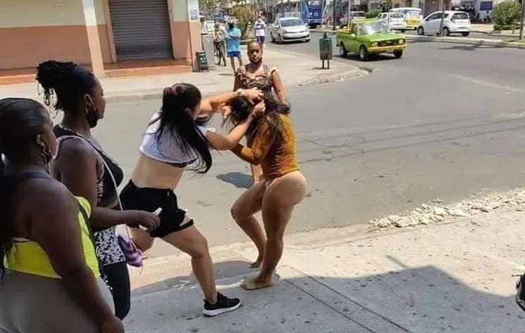 Dos mujeres pelearon una infidelidad y terminaron ropa interior en plena calle | La 100