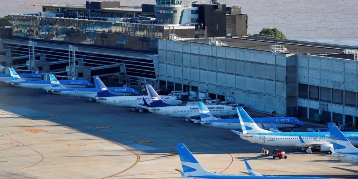 Paro de maleteros en Aeroparque en pleno fin de semana largo: qué pasa con los vuelos