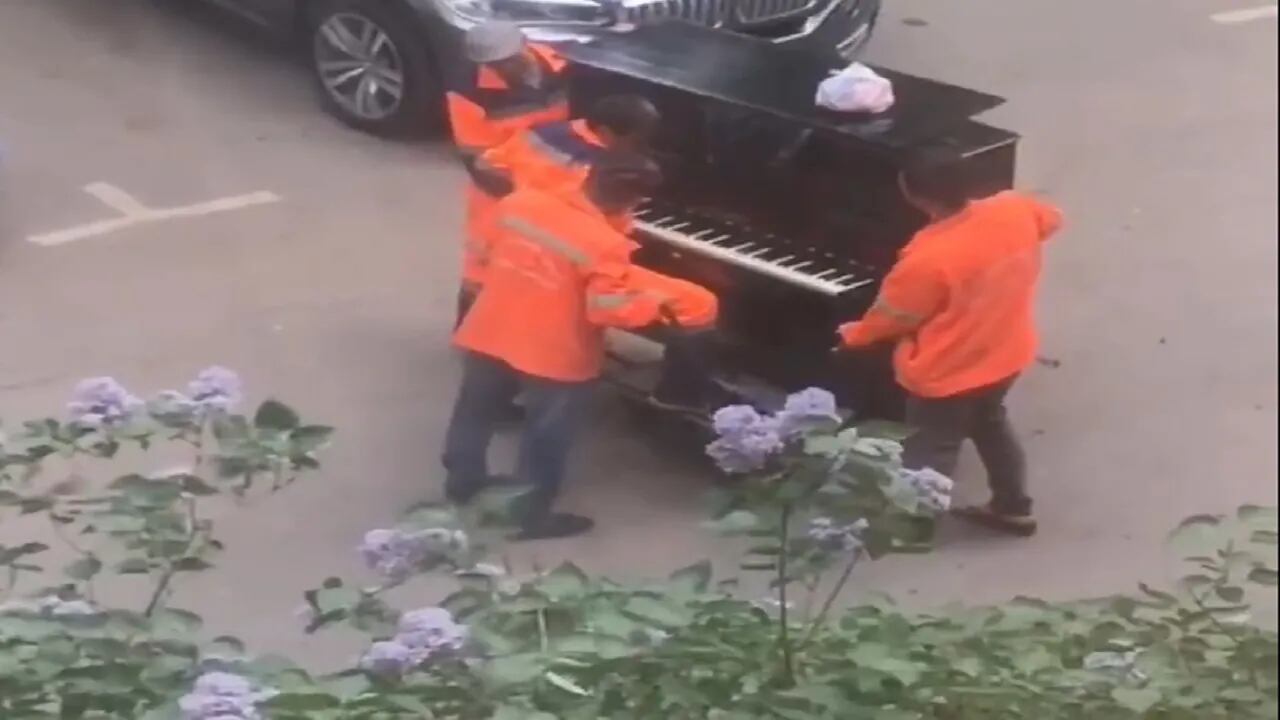 Video: trasladan un piano mientras uno de los trabajadores interpreta una canción rusa que se hizo viral