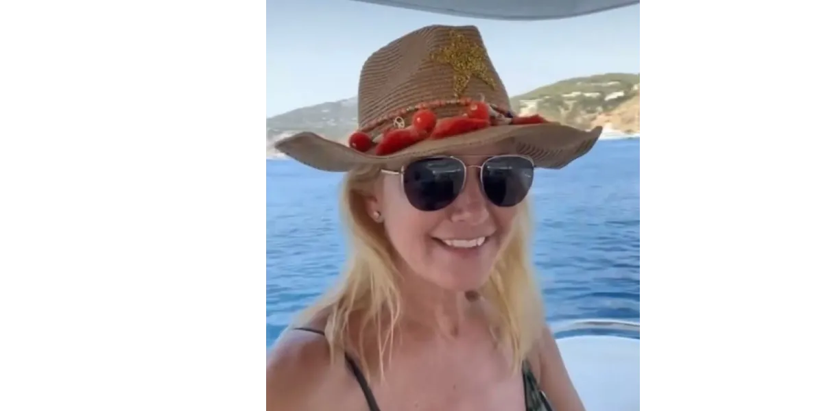 Valeria Mazza lució una microbikini estampada desde sus vacaciones en Ibiza