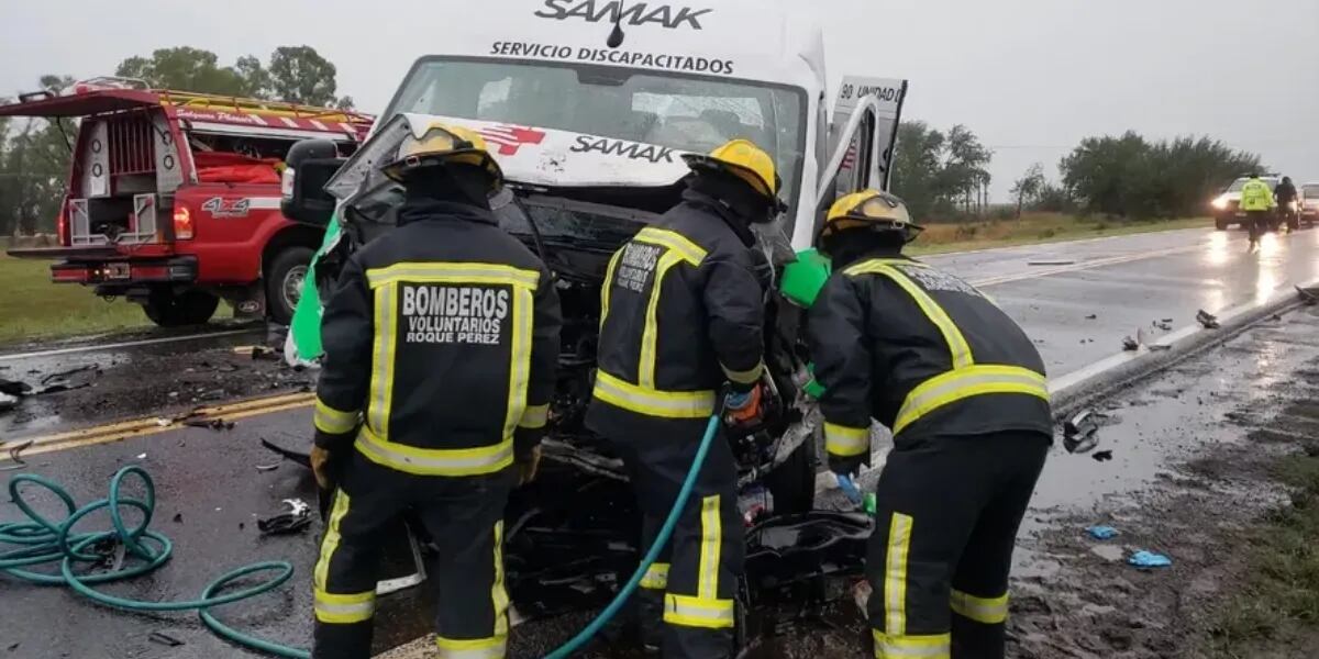 Murió 1 y 2 están gravísimos: un auto chocó de frente con una ambulancia y se desató una sangrienta tragedia