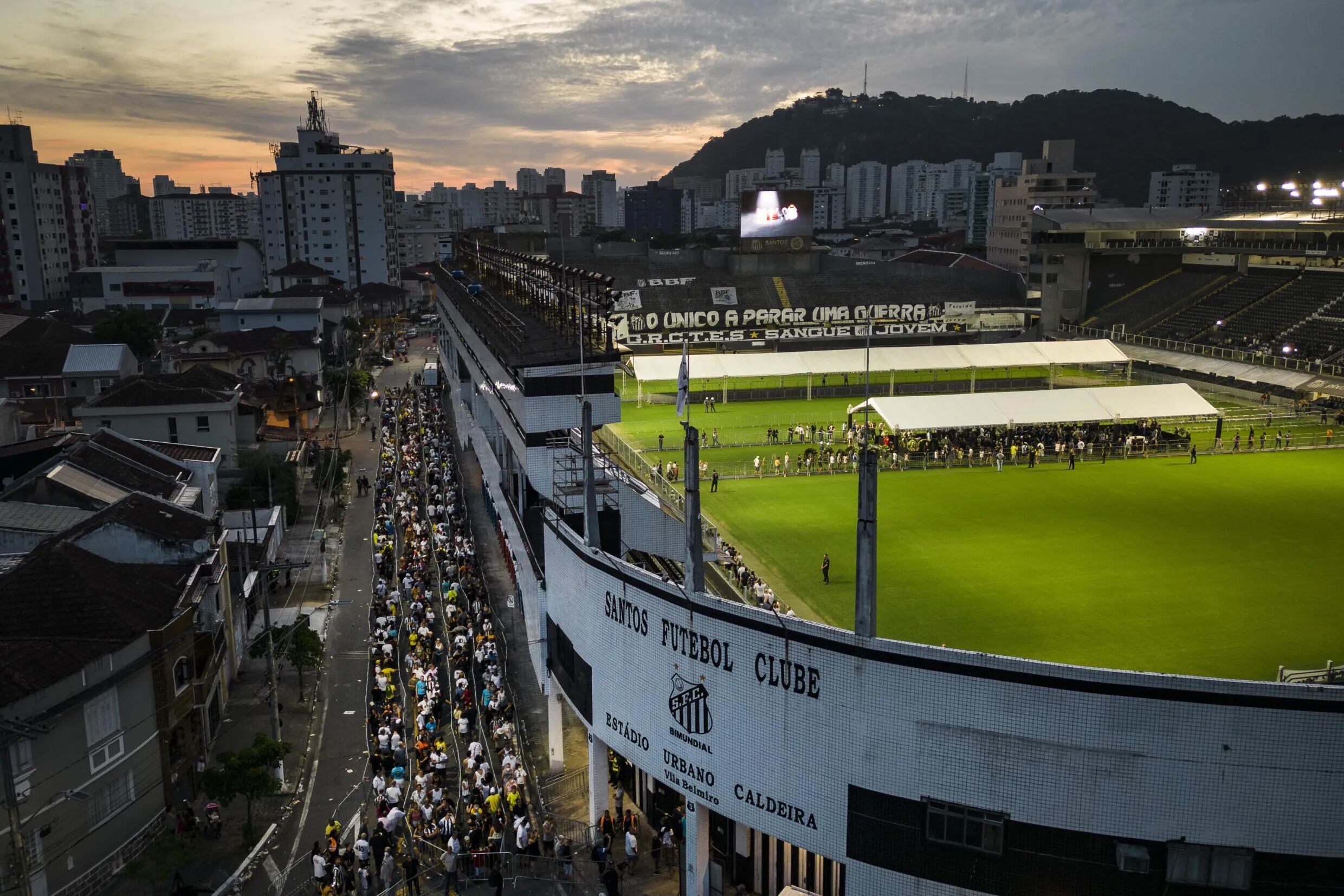 ‘Lo que él hizo por nosotros, nadie lo volverá a hacer’: miles de brasileños despiden a Pelé