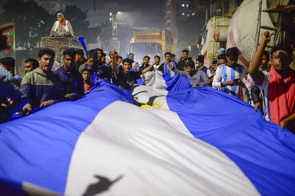 Aficionados bangladesíes de Argentina celebran en Dhaka, Bangladesh, tras el partido de semifinales de la Copa del Mundo de fútbol entre Argentina y Croacia en Qatar, el miércoles 14 de diciembre de 2022. Argentina derrotó a Croacia por 3-0.