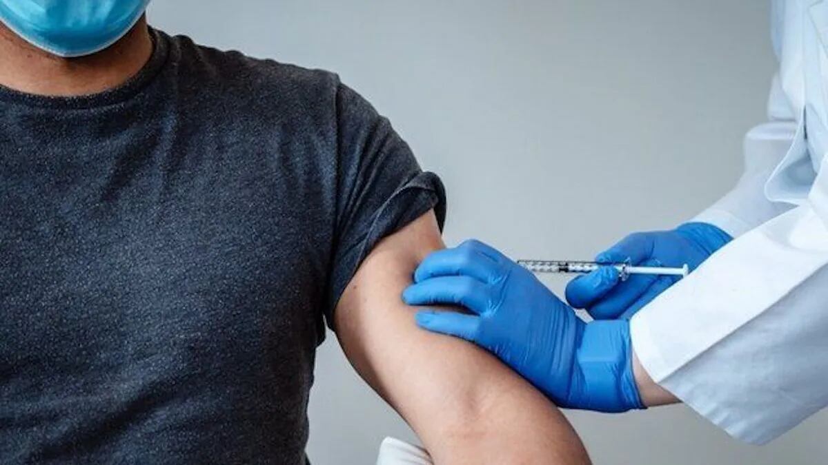 Un hombre se vacunó cinco veces y lo descubrieron cuando intentaba aplicarse la sexta dosis