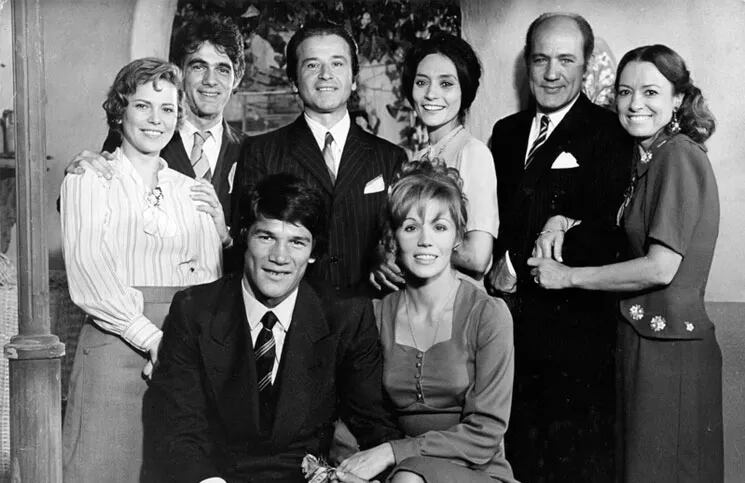 El elenco de "La Mary", en 1974. Carlos Monzón y Susana Giménez se encuentran sentados en la primera fila.