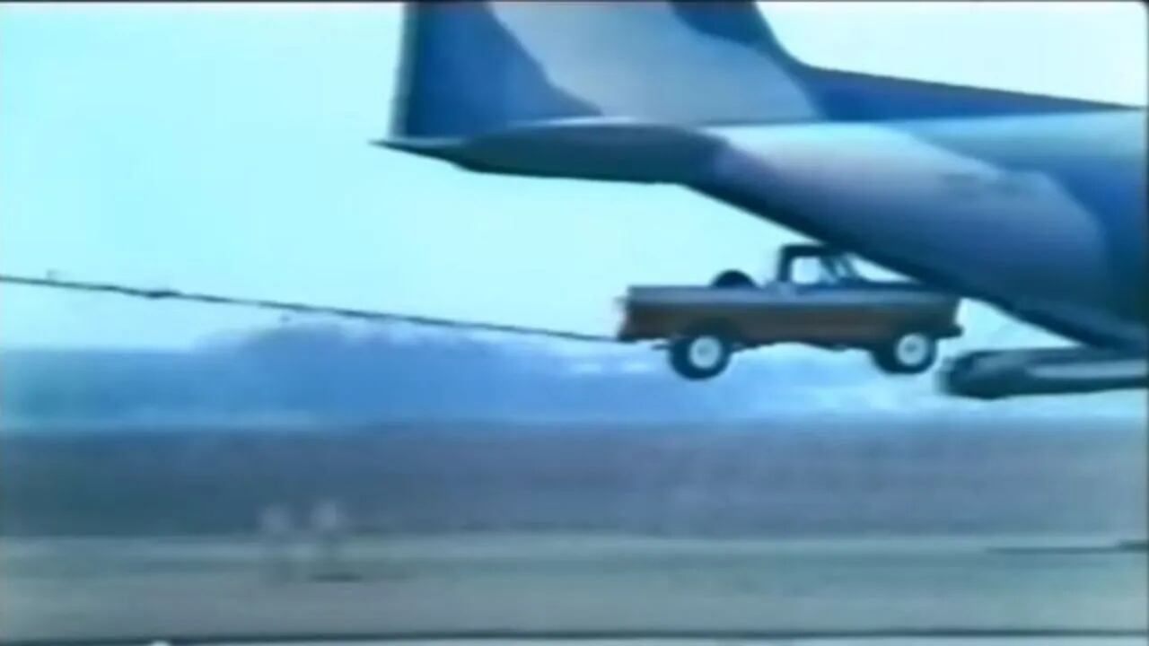 El día que lanzaron de un avión la camioneta Ford F-100 para comprobar su fuerza