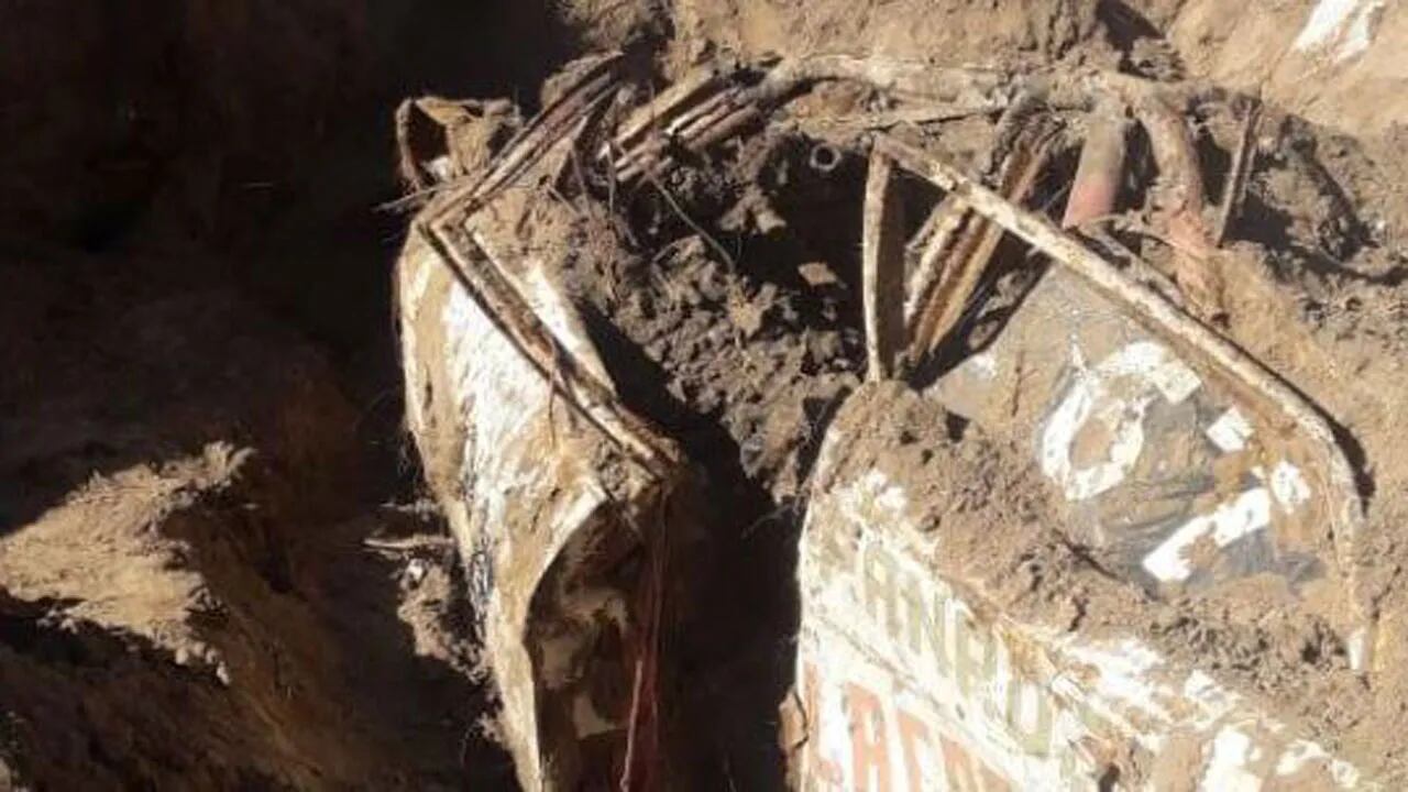 Hacían un pozo para instalar una pileta y encontraron un auto de carrera enterrado