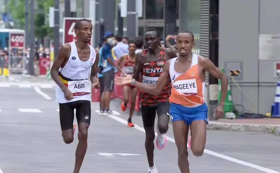 Juegos Olímpicos: el “pacto” de dos maratonistas para sacar a un competidor del podio