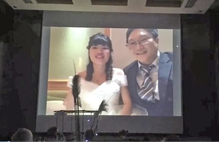 Coronavirus: una pareja no pudo asistir a su propia boda y saludó a los invitados por videoconferencia
