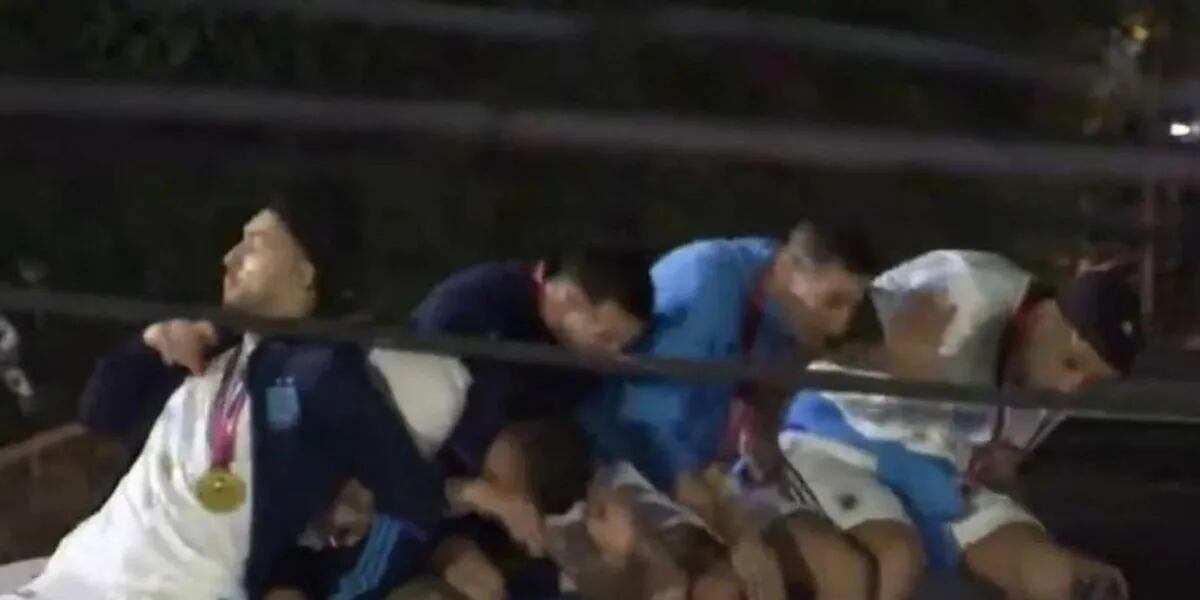 El susto de los jugadores de la Selección en pleno festejo: rozaron un cable con el colectivo descapotable