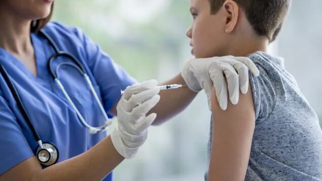 Qué dicen los primeros estudios sobre los efectos adversos de la vacunación en menores