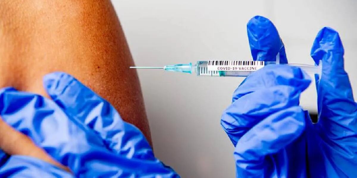 Científicos estudiaron lo que ocurre cuando se combinan dos dosis de vacunas diferentes contra el coronavirus y los resultados fueron mejores que repetir la mismas