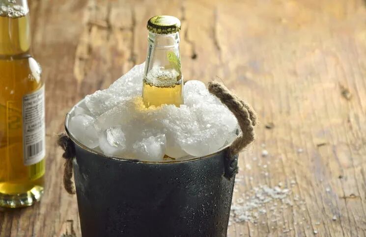 Para enfriar las botellas solo se necesita hielo y sal.