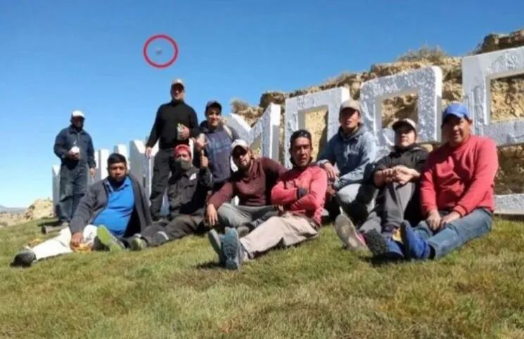 Se tomaron una foto y apareció un OVNI en un valle de Neuquén
 
