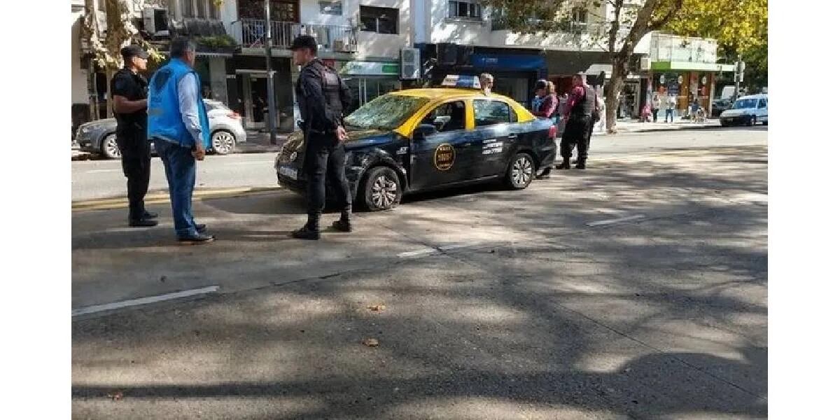 Horror en Palermo: un taxista se descompensó mientras manejaba y atropelló a tres turistas