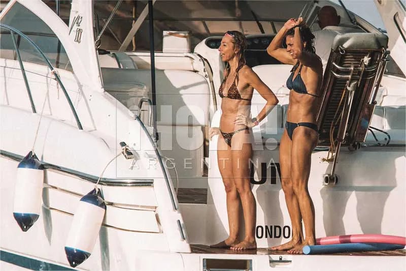 Gabriela Sabatini junto a su amiga inseparable Luján Grisolía bajo el sol de Mallorca. Foto Revista Hola
