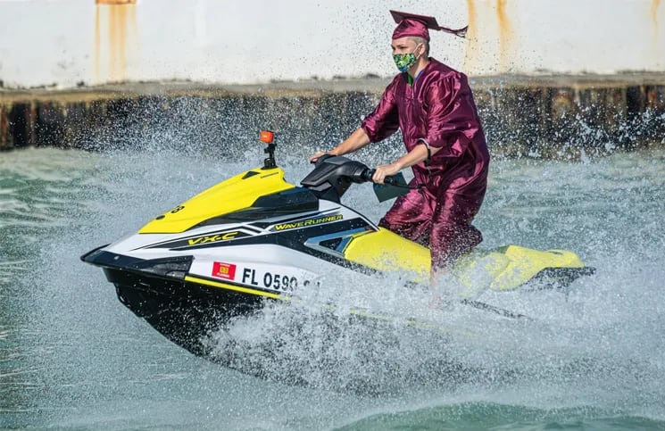 Cuarentena: alumnos buscan sus diplomas en una moto de agua