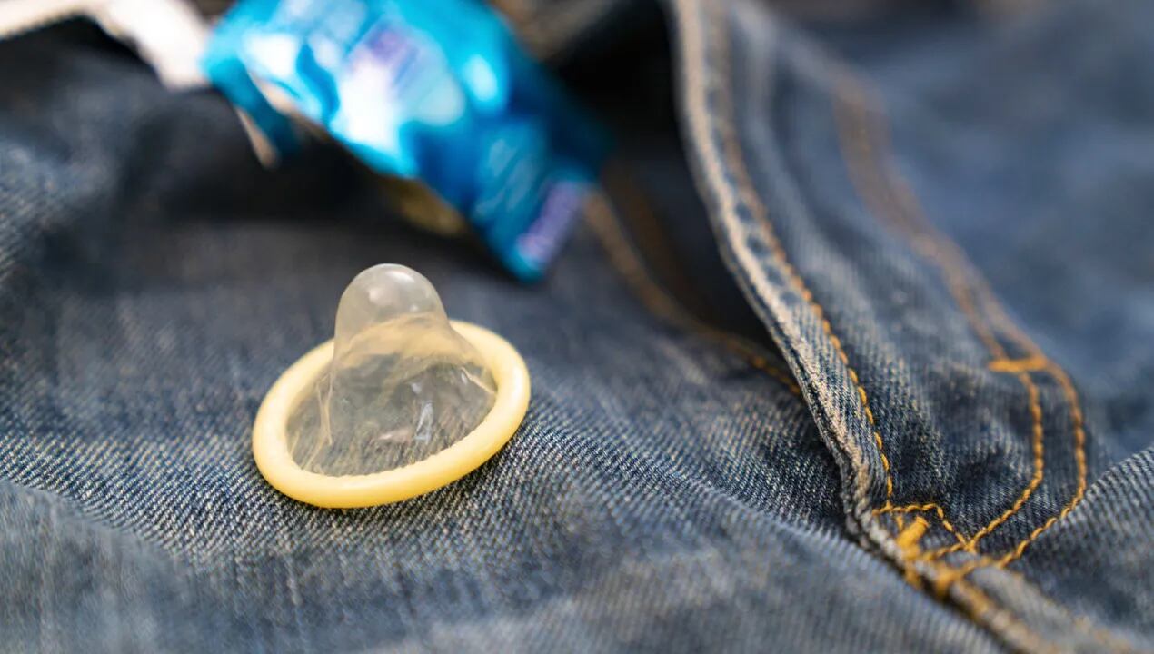 Pinchó los preservativos, su novia lo descubrió y lo condenaron por violación