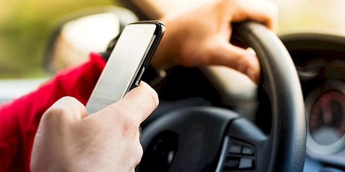 Presentan un proyecto para permitir el uso del celular al volante en Mendoza: “La ley que lo prohíbe quedó vieja”