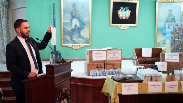 El ministro de Gobierno de Bolivia, Eduardo del Castillo, exhibió las municiones encontradas en los depósitos de la policía