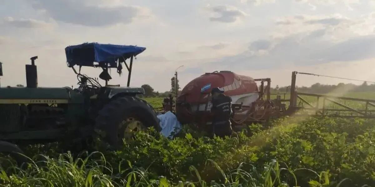 Intentaba arreglar un tractor y lo succionó el motor: murió en el acto