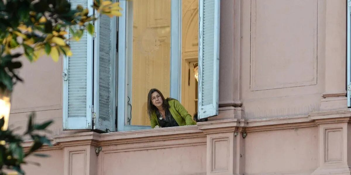 Sabina Frederic se mostró en una ventana de la Casa Rosada en medio de la crisis política en el Gobierno