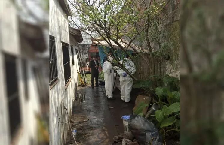 Los peritos encontraron el cuerpo en el patio de la casa de la joven.