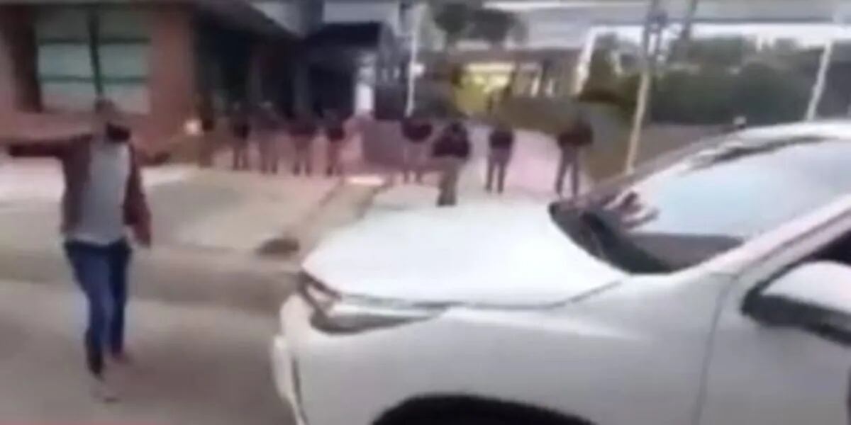 Video: un ministro de Formosa atropelló a un manifestante