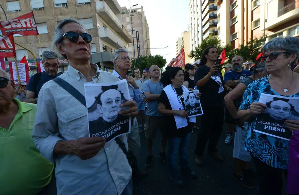 Marcha de los parientes para pedir el apartamiento de González. (Javier Ferreyra)