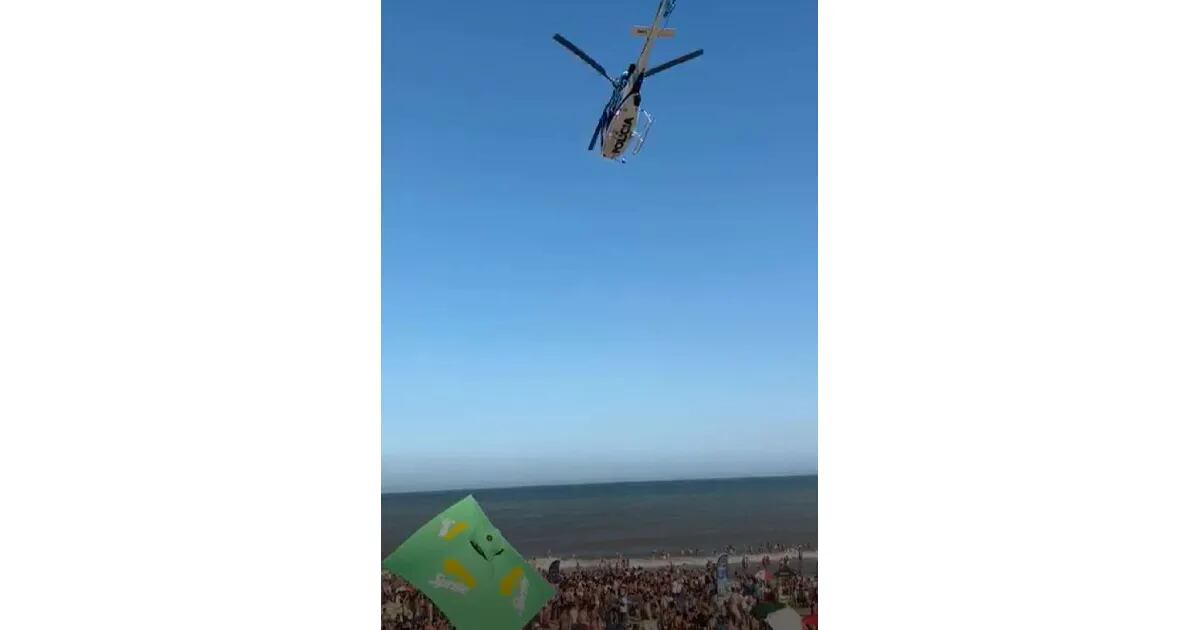 Pánico en Villa Gesell: un helicóptero pasó cerca de la playa y voló las sombrillas de los turistas