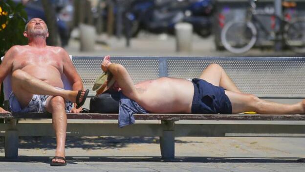 La gente toma sol en medio de la ola de calor.