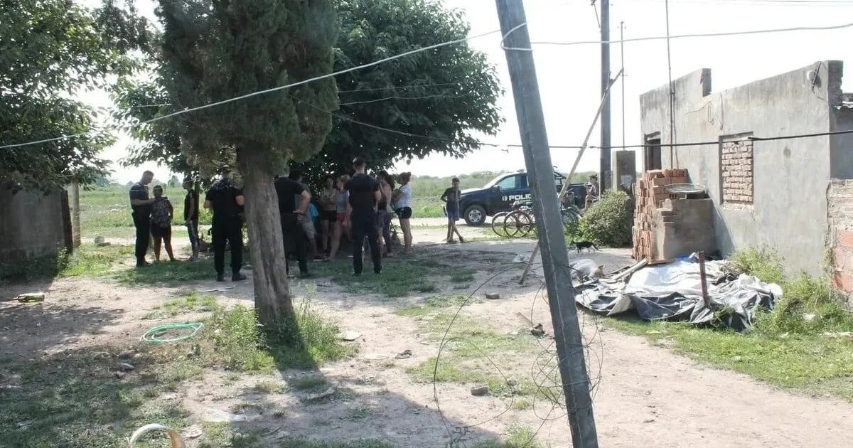 Conmoción en Santa Fe: dos hombres atacaron a una mujer dormida, le ataron un cable en el cuello y la colgaron frente a sus hijos