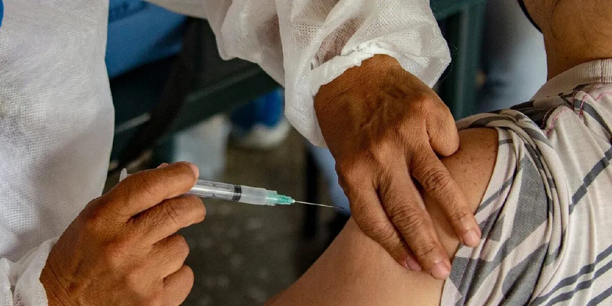 Vacunación contra el coronavirus: quiénes deben aplicarse la dosis de refuerzo, cuándo y en dónde