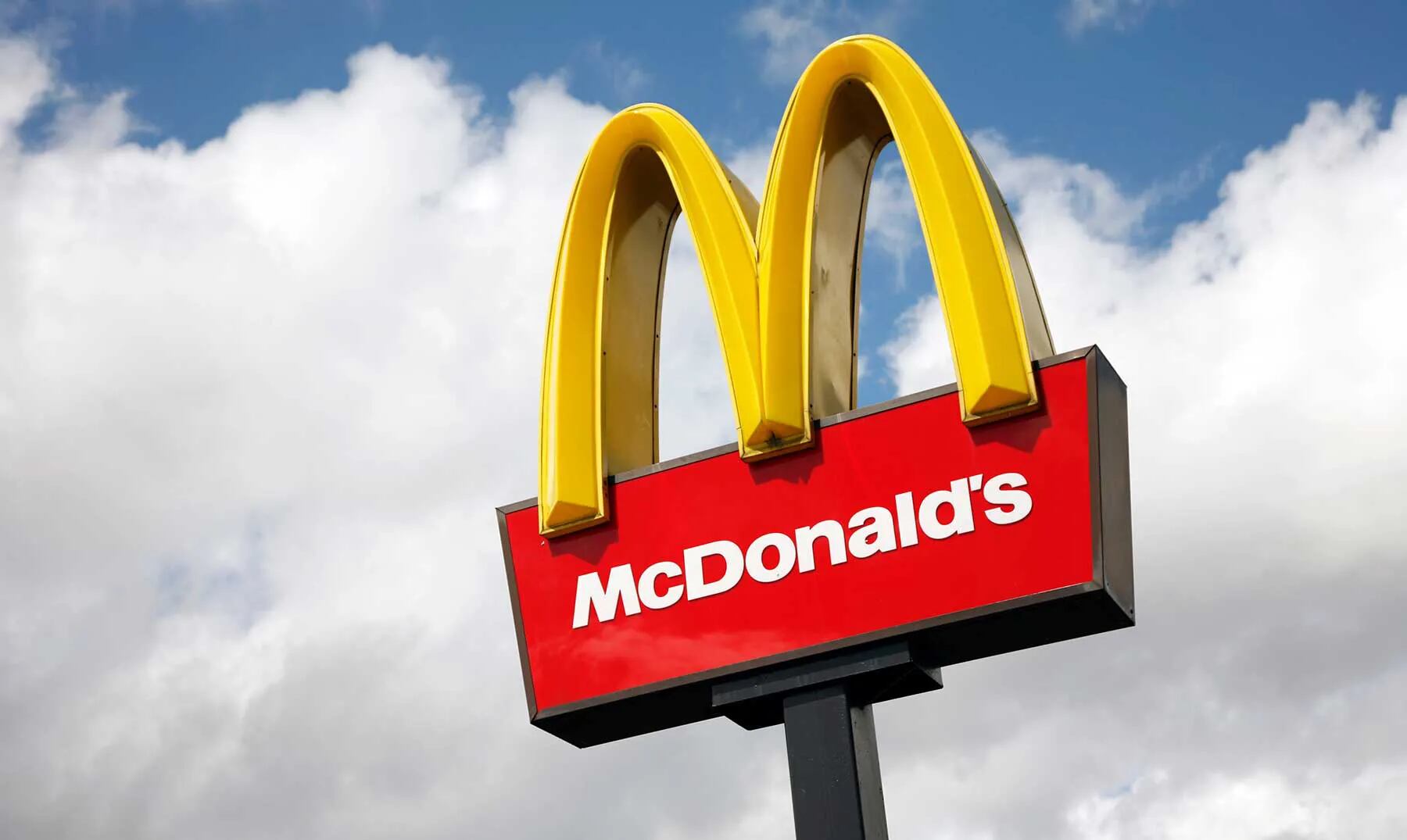 Buscan trabajadores en McDonald’s y ofrecen sueldos desde $150.000: cómo postularse y qué puestos hay