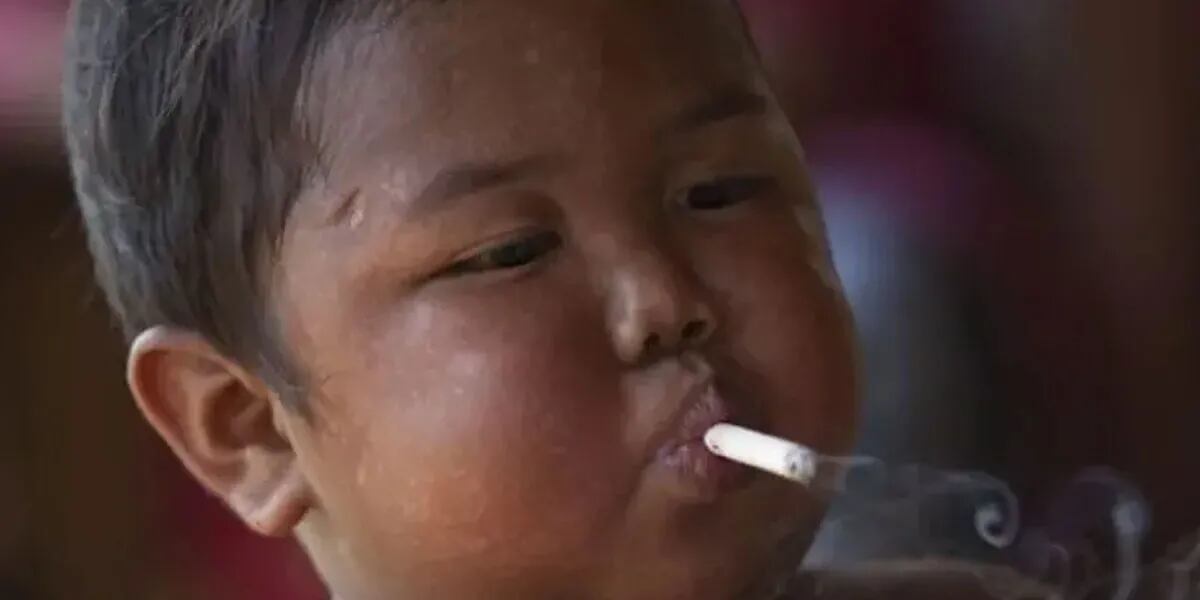 Cómo está hoy el bebé que fumaba 40 cigarrillos al día: “Se apuñaló en la rodilla”