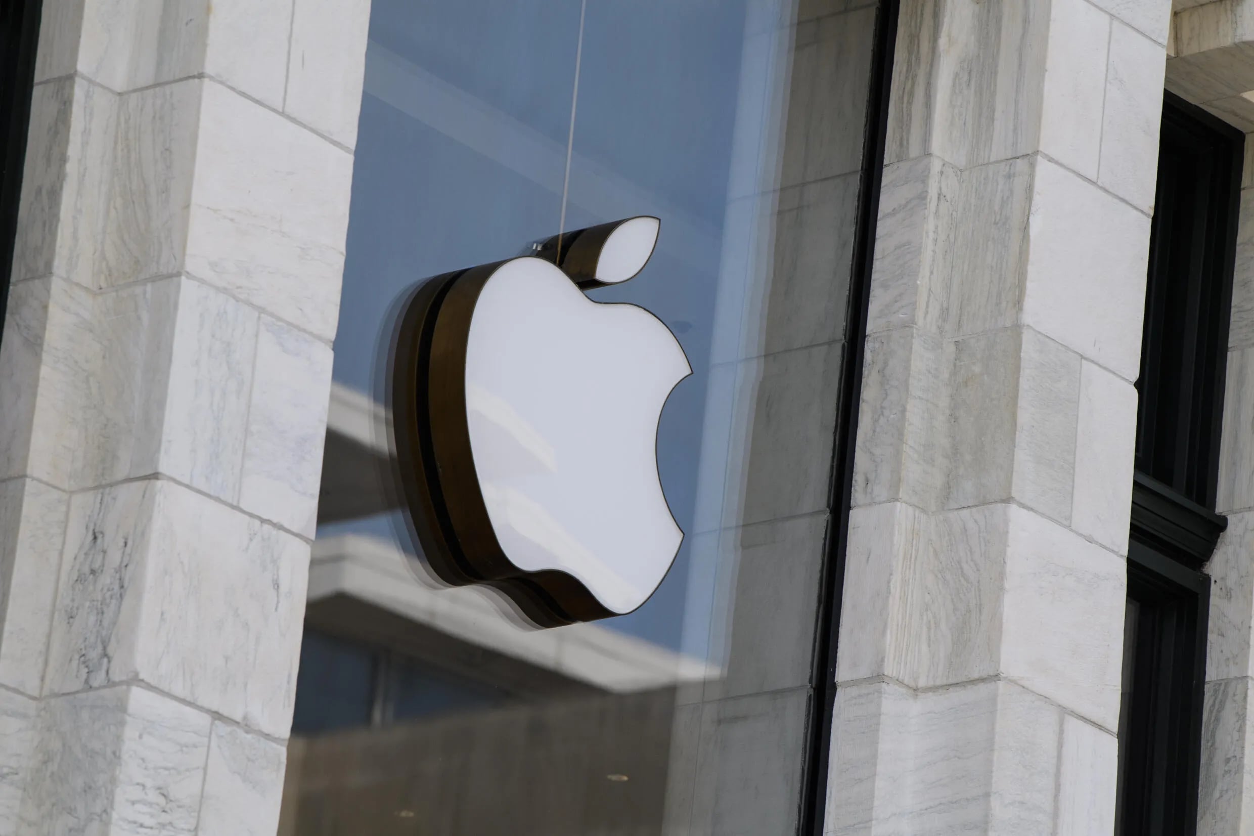 Los parches de emergencia de Apple pretenden evitar que los jáquers exploten un fallo de software para tomar el control de los dispositivos