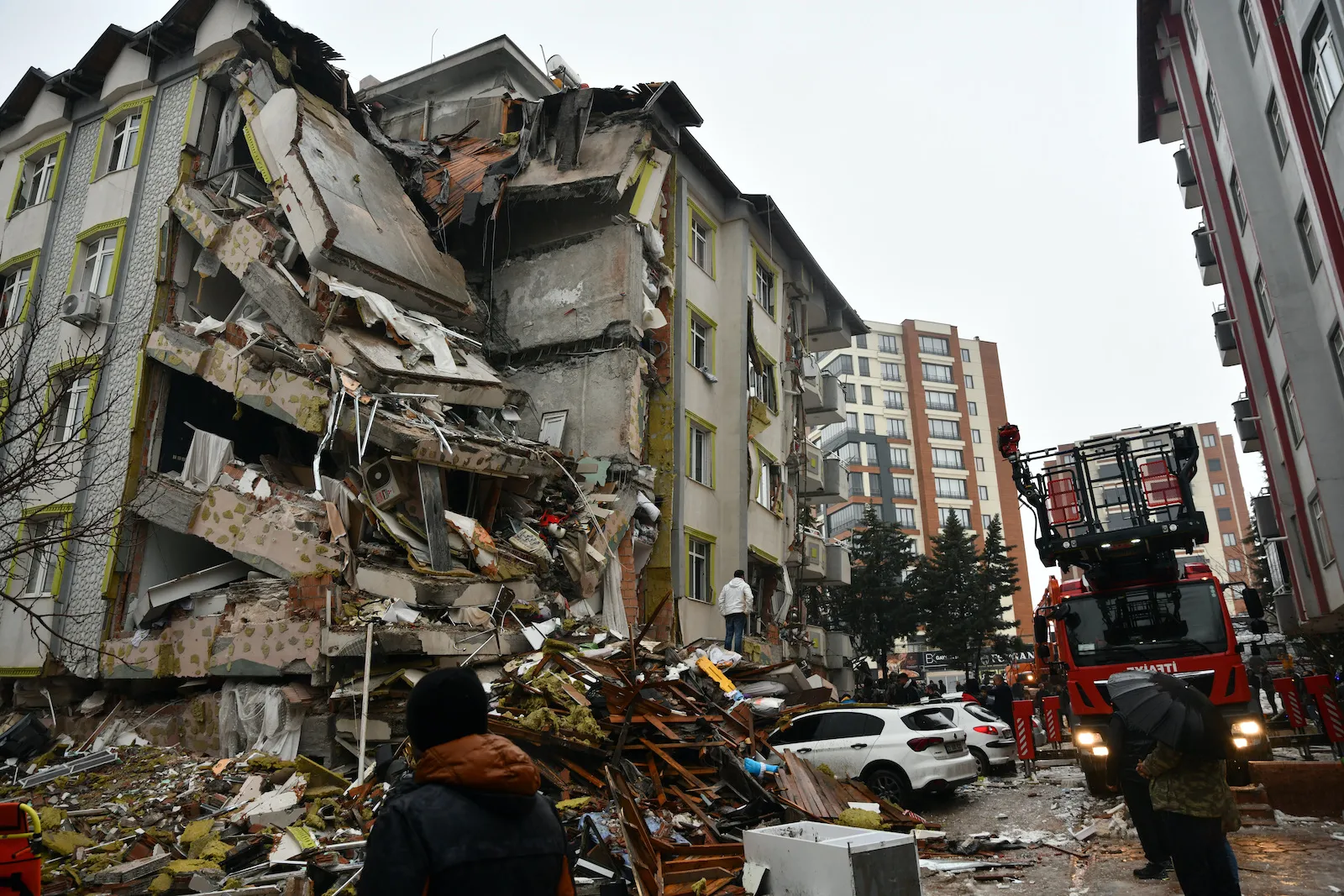 Un fuerte terremoto en Turquía y Siria provocó el colapso de edificios: hay 600 muertos