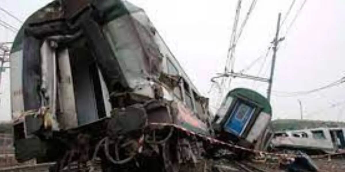 Murieron 11 y 3 están gravísimos: un tren arrolló a un micro con turistas y provocó una tragedia