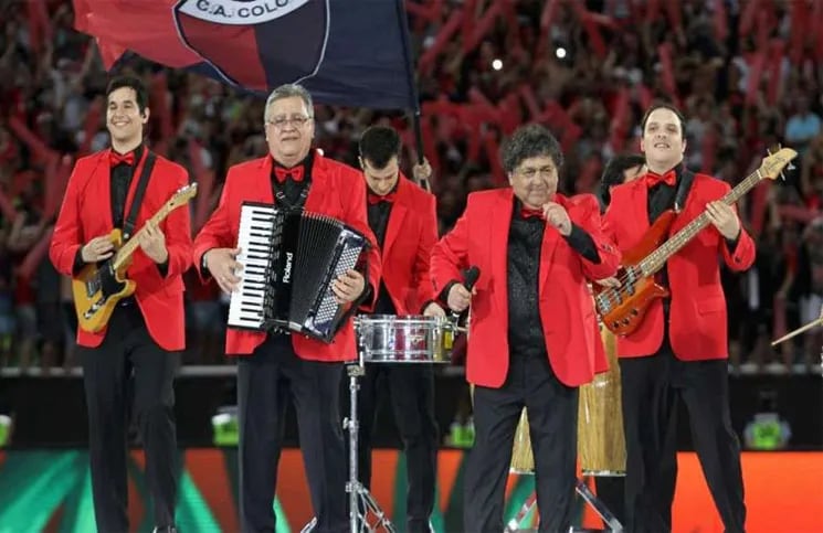 Los Palmeras cantando la previa de la Copa Sudamericana