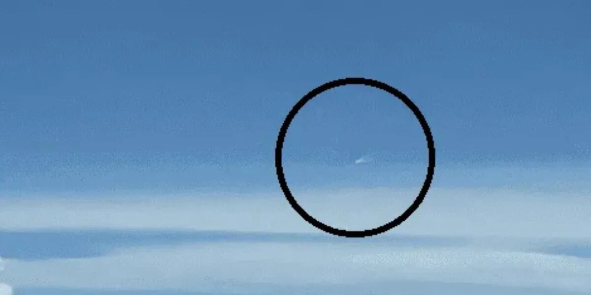 Un OVNI se le cruzó en pleno vuelo y las imágenes detonaron las redes: “Hasta que vi esto en el cielo”