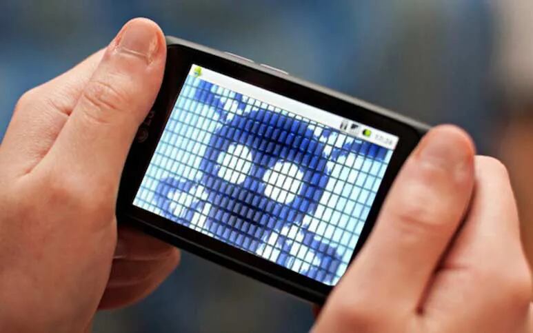 Un virus que se filtra en celulares y computadoras graba cuando una persona mira pornografía