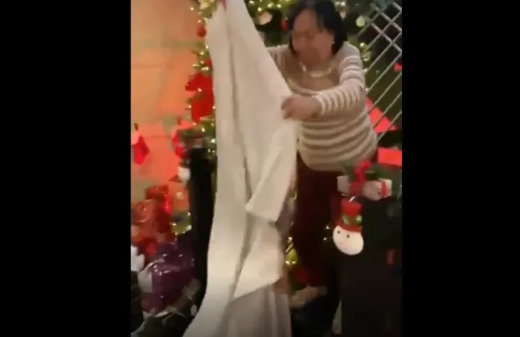 La locura de una abuela al recibir una manta de Chayanne (desnudo por completo)