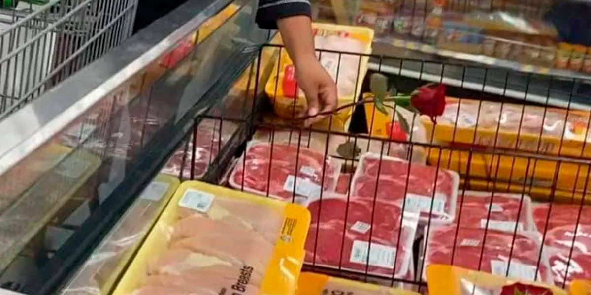 Veganos llevaron flores y "velaron" la carne en la góndola de un supermercado: “Homenaje a los caídos”