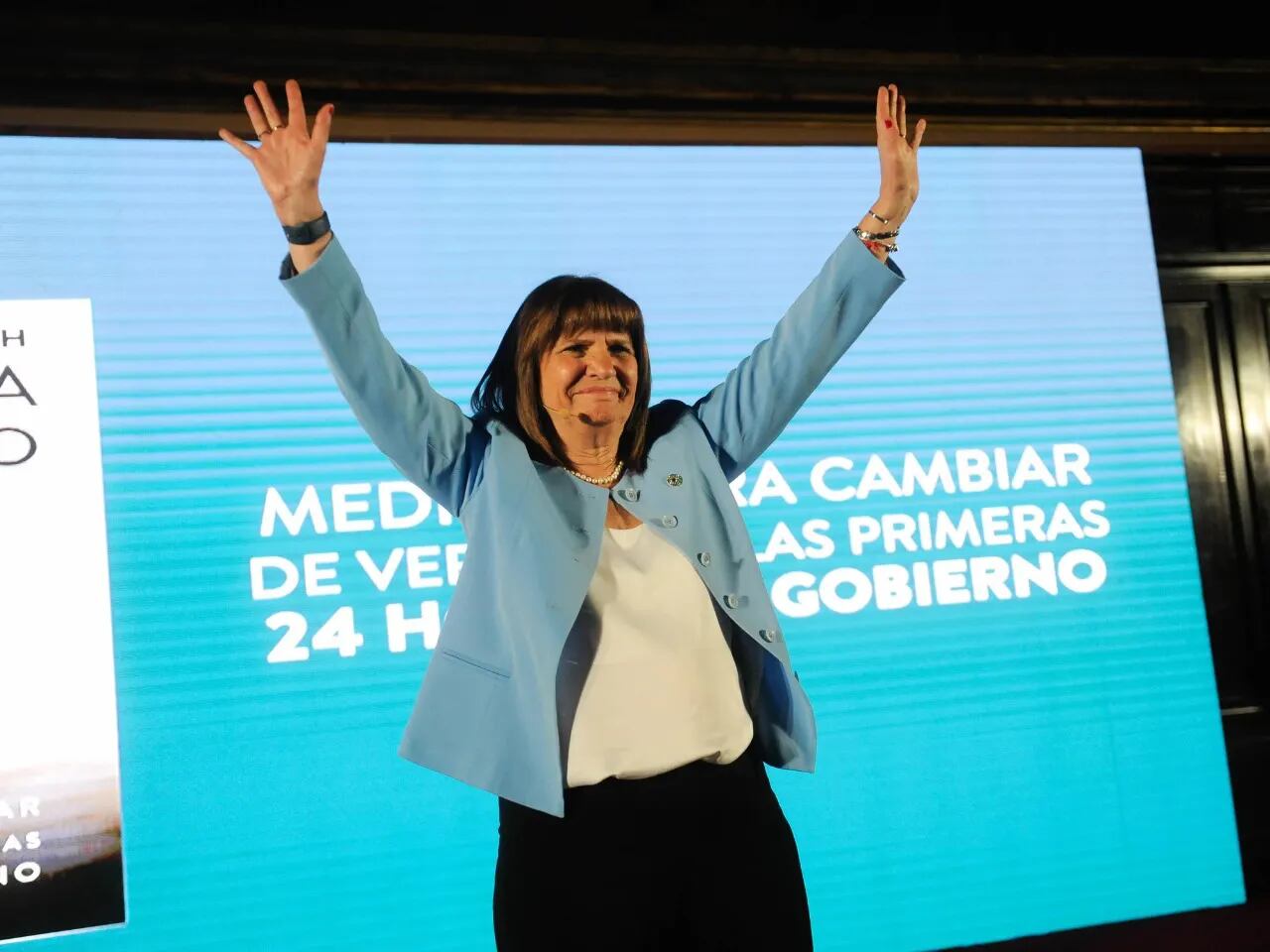 La candidata presidencial criticó al libertario por querer sumar a Mauricio Macri a su espacio, en caso de ganar las elecciones. “Que no se cuelgue de un fuerza política que no le pertenece”. 