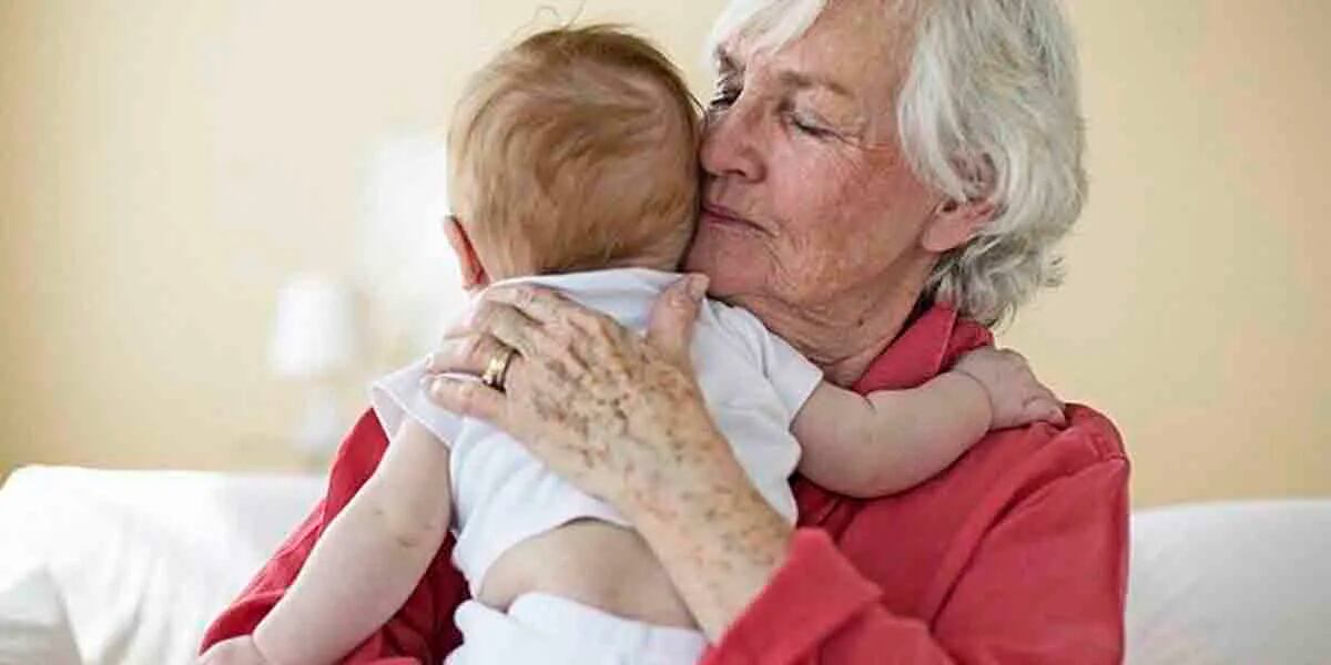 Una abuela se cansó que la usen y empezó a cobrar por cuidar a su nieto: "No soy una guardería"