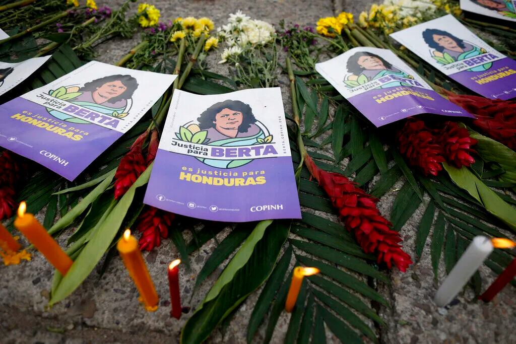 Volantes con la imagen de la asesinada activista hondureña de los derechos ambientales e indígenas, Berta Cáceres, yacen en el suelo durante una protesta el día del juicio contra Roberto David Castillo Mejía en Tegucigalpa, Honduras, el lunes 5 de julio de 2021.